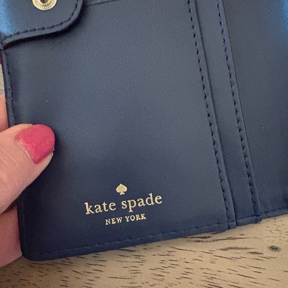 Kate Spade Bi-fold Striped Neda Wellesley Wallet - EUC - Picture 6 of 7